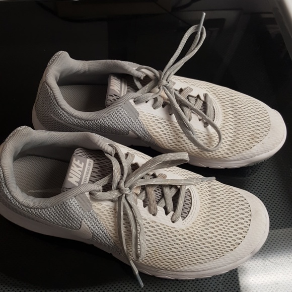 Womens size 8 Nikes - Picture 2 of 4